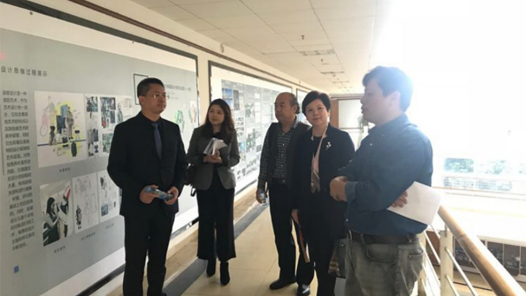 李德峰一行參觀創(chuàng)意設(shè)計(jì)成果